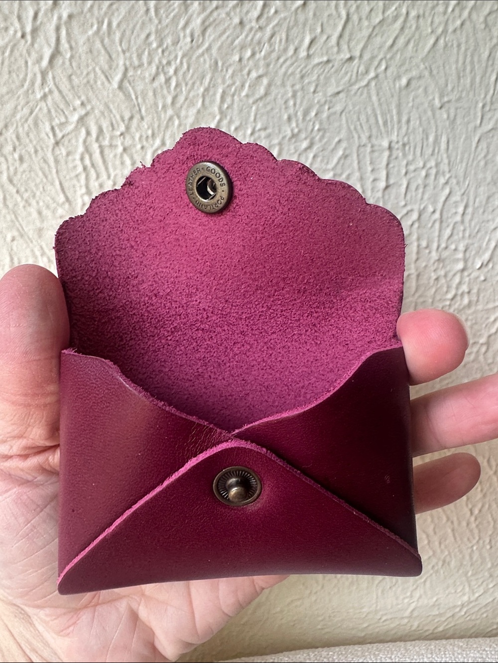 Portland Leather Burgundy Scallop-Edge Leather Card Case NEW - Picture 4 of 5